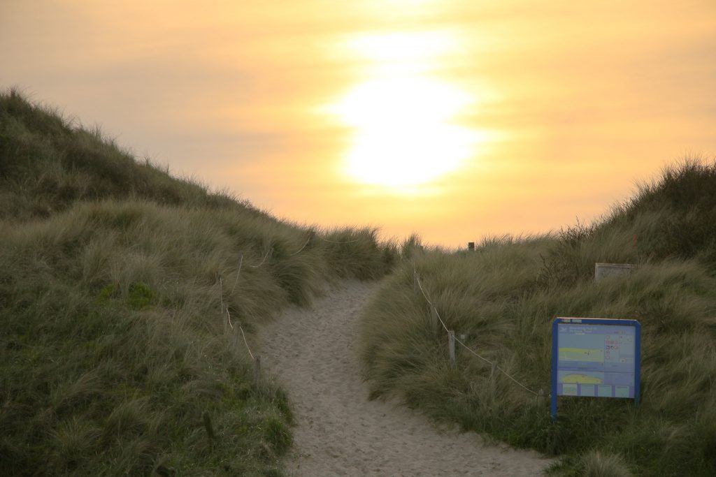 Wichtigste Abendbeschäftigung auf Texel: vom Sonnenuntergang faszinieren lassen. Bei einem Spaziergang am Strand, einem Essen in einer der vielen Strandbars oder einem kühlen oder heißen Drink. 