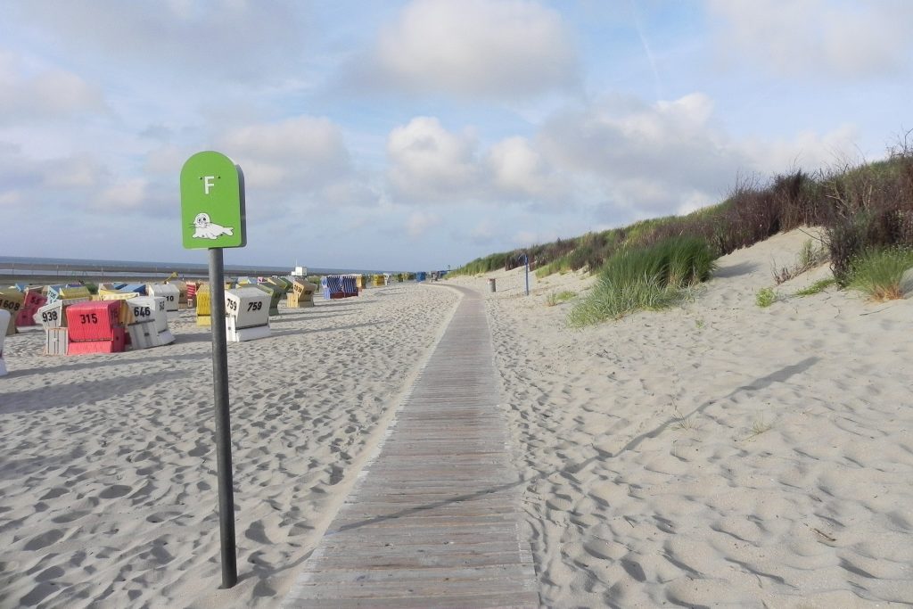 Auf ganze 14 Kilometer Strand kommt Langeoog entlang seiner West- und Nordküste. Ideal für alle, die sich beim Spaziergang gern den Wind um die Nase wehen lassen. Foto: Sandra