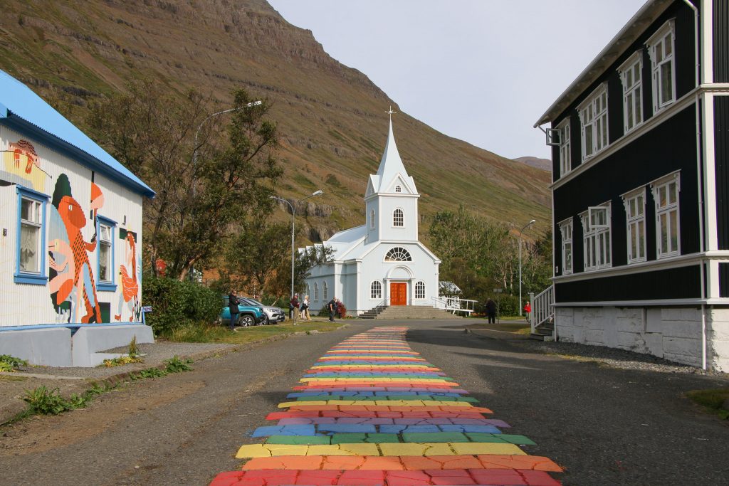 Die blaue Kirche in Seydisfjörður mit dem Regenbogenstreifen gehört zu den meistfotografierten Orten der Insel. Foto: Sandra