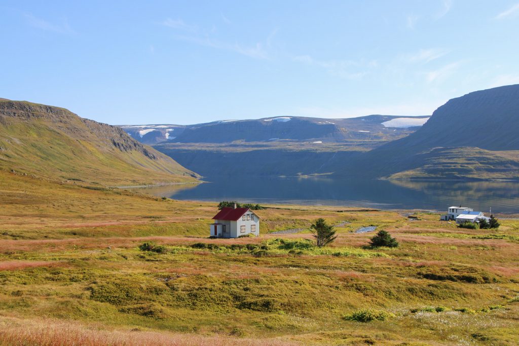 Vielleicht mein persönliches Highlight in Island: Das verlassene Dorf Hesteyri mitten im Fjord auf der nördlichsten Halbinsel des Landes. Foto: Sandra 